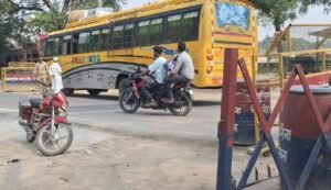 मेहरौना बार्डर पर पकड़ी गई बस